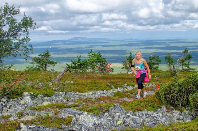 Miia Aho Tunturikympillä lähestymässä Pyhätunturin lakea