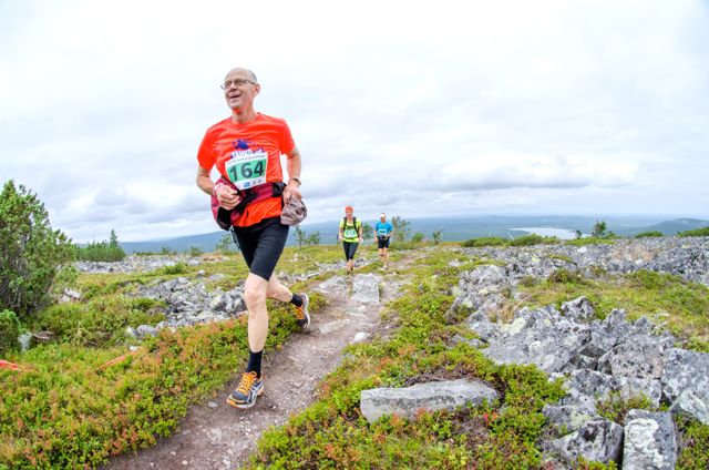 Tunturipuolikkaan Heikki Huttunen, Inka Karvonen ja Tuomo Turunen viimeisen nousun päällä. Kuva: Inka Salmirinne