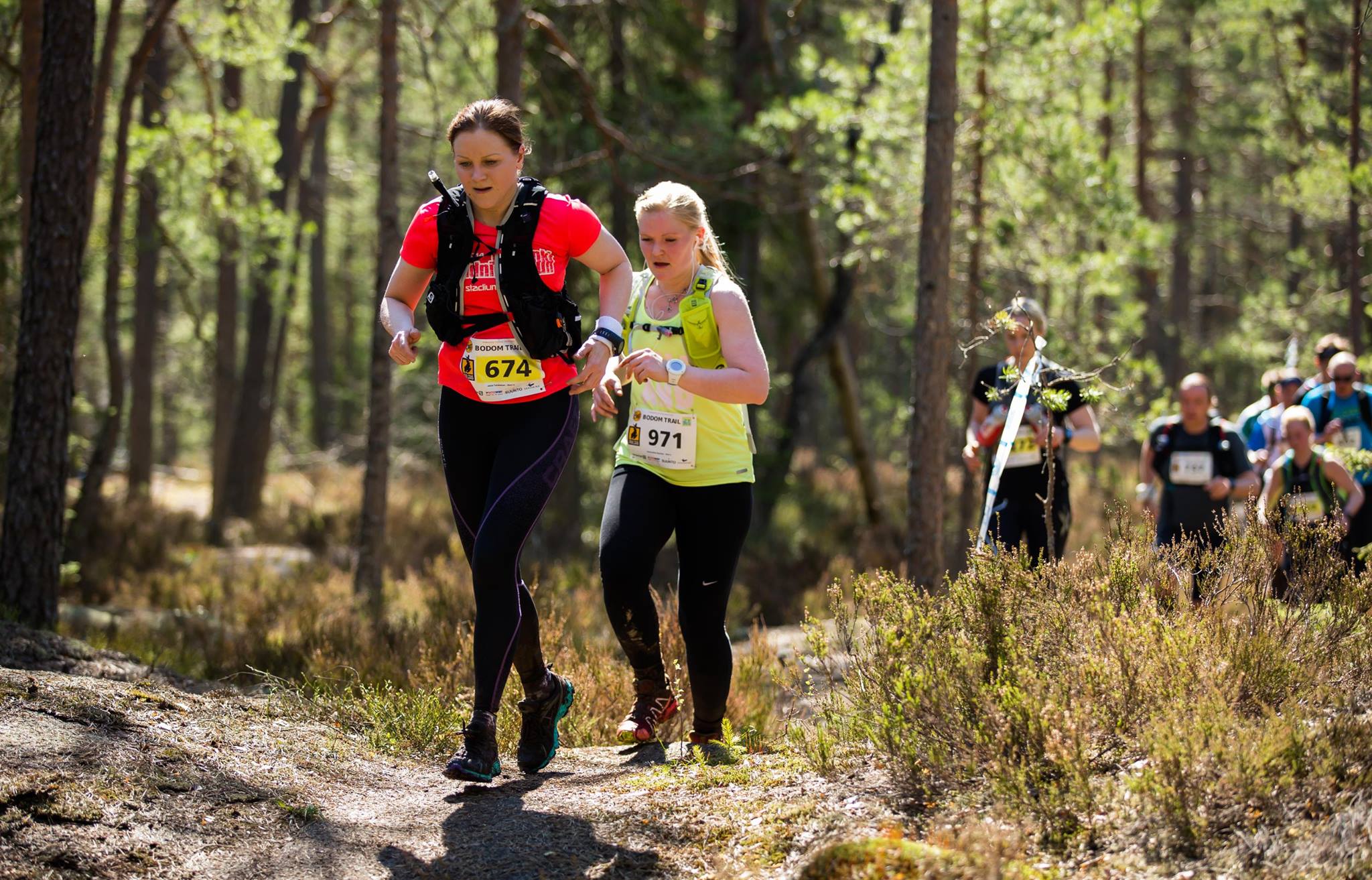 Marjo Snellman pitää vauhtia 21km:n sarjassa Hynkänlammen rantapolulla. Kuva: Poppis Suomela