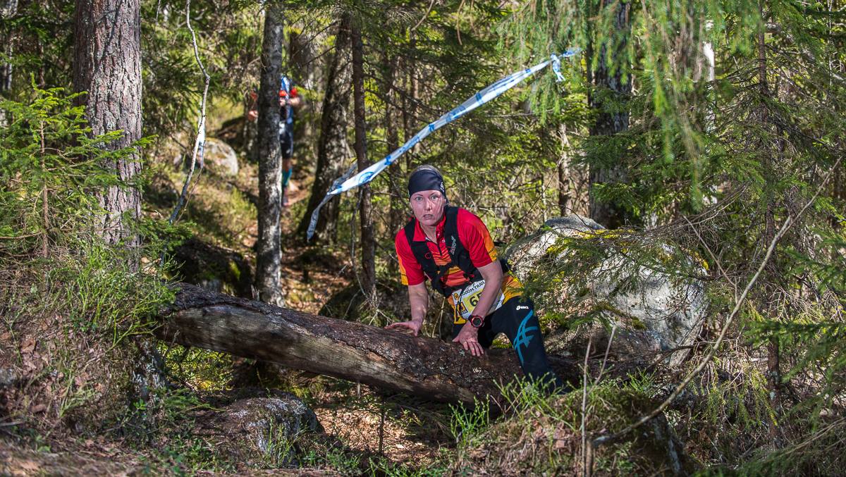 Marjo Snellman pitää vauhtia 21km:n sarjassa Hynkänlammen rantapolulla. Kuva: Poppis Suomela