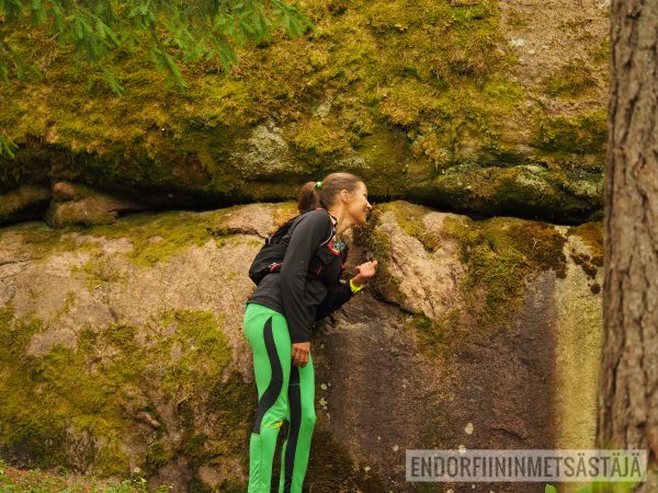 Polkujuoksija kysyy neuvoa kalliolta Kuva: Tom Toivonen