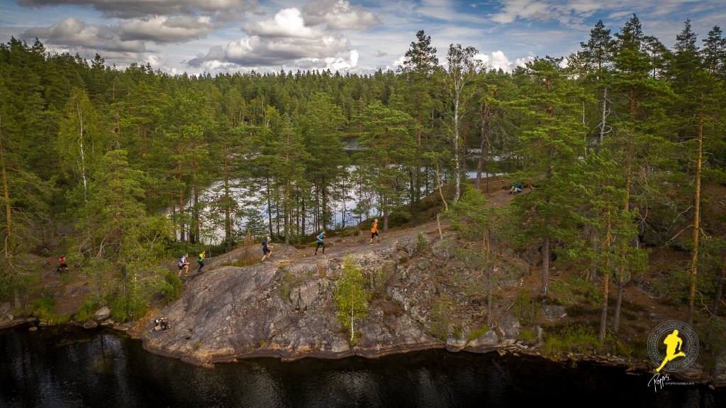 Juoksijoita Suolikkaan ja Sarkkisen välisellä kannaksella. Kuva: Poppis Suomela
